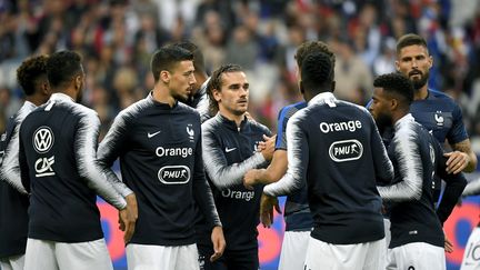 Les bleus autour d'Antoine Griezmann avant la rencontre au Stade de France face à l'Albanie, le 7 septembre 2019. (LIONEL BONAVENTURE / AFP)