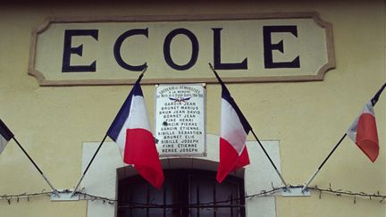 &nbsp; (Drapeaux français sur le mur d'une école © Fotolia)