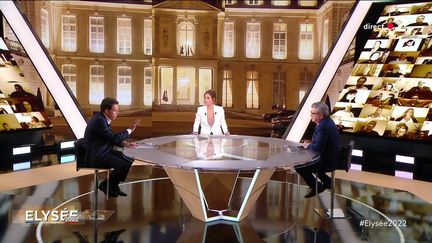 Le président du Medef, Geoffroy Roux de Bézieux, échange avec le candidat LFI à la présidentielle, Jean-Luc Mélenchon, le 10 février 2022, sur France 2. (FRANCE 2)