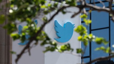 Le logo de Twitter, au siège de l'entreprise, à San Francisco (Etats-Unis), le 26 avril 2022. (AMY OSBORNE / AFP)