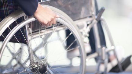 Tom, un étudiant en fauteuil, s'est vu refuser sa candidature par une école de journalisme parisienne, le 12 mars 2018 (photo d'illustration). (ZERO CREATIVES / CULTURA RF / GETTY)