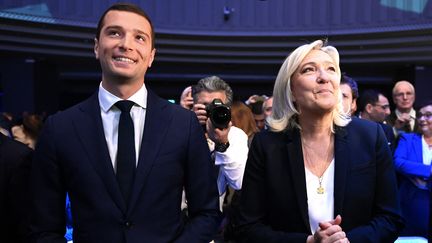 Jordan Bardella aux côtés de Marine Le Pen à l'occasion du congrès du Rassemblement national qui se tient à la Mutualité (Paris),&nbsp;le 5 novembre 2022. (ALAIN JOCARD / AFP)