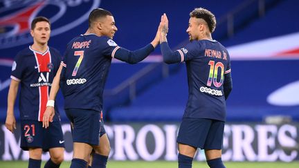 Neymar félicité par Kylian Mbappé lors du match entre le PSG et Reims. (FRANCK FIFE / AFP)