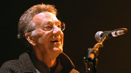 Ray Manzarek, cofondateur du groupe de rock The Doors, sur la sc&egrave;ne du Zenith, &agrave; Paris, le 9 d&eacute;cembre 2003 pour la tourn&eacute;e "Doors of the 21st century", o&ugrave; il jouait avec le guitariste Robby Krieger. (FREDERICK FLORIN / AFP)