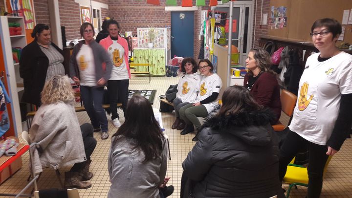 Des mamans ont passé la nuit du 19 au 20 février à l'école de Vignacourt pour tenter de peser sur la carte scolaire. (SANDRINE ETOA-ANDEGUE / RADIO FRANCE)