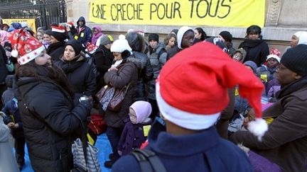 Noël des sans logis, organisé par le DAL (Droit au logement) devant le ministère du Logement (25 décembre 2010) (AFP / Pierre Verdy)