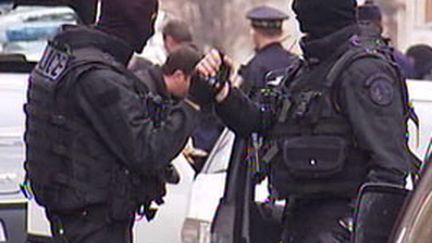 Intervention policière lors de la prise d'otage à la prison de la Santé, le 7 avril 2010 (France 2)