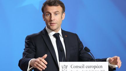 Emmanuel Macron lors d'une conférence de presse après un Conseil européen à Bruxelles, le 24 mars 2023. (DURSUN AYDEMIR / ANADOLU AGENCY)