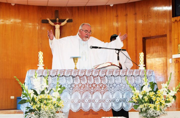 El Padre Humberto au Pérou : "Ceux qui venaient attendent qu'on rouvre la boutique et ceux qui disent&nbsp;"que fait l’Église&nbsp;?"&nbsp;cherchent et trouvent sur les réseaux des émissions qui comblent, en partie, leur soif de sens" (Religiosas Franciscanas de la Inmaculada Concepción)