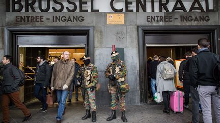 Des soldats surveillent l'entrée de la gare centrale de Bruxelles le 23 mars 2016.