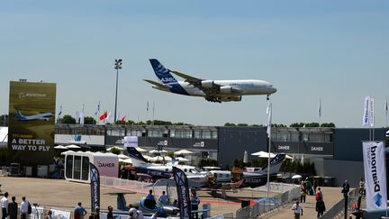 Un Airbus A380 se prépare à atterrir, lundi 19 juin, sur l'aéroport du Bourget au nord de Paris.&nbsp; (ERIC PIERMONT / AFP)