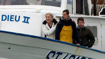 La candidate du Front national Marine Le Pen sur un chalutier dans le port du Grau-du-Roi (Gard), le 27 avril 2017. (BERTRAND LANGLOIS / AFP)