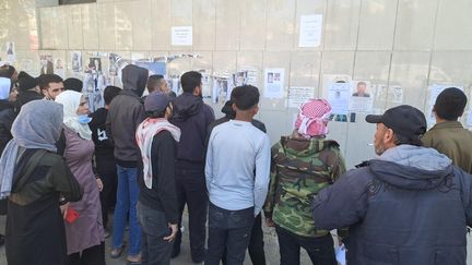 Toute la journée, devant cet hôpital de Damas, des dizaines de personnes essaient de reconnaître leurs proches sur des photos collées aux murs. (GILLES GALLINARO / FRANCEINFO / RADIO FRANCE)