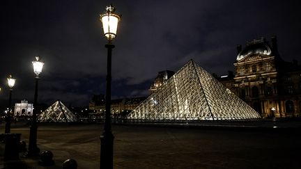 Sobriété énergétique : la pyramide du Louvre et du château de Versailles vont être éteints plus tôt, annonce Rima Abdul Malak