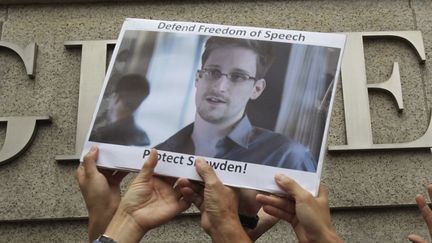 Des manifestants hongkongais affichent leur soutien &agrave; Edward Snowden, le 13 juin 2013, &agrave; Hong Kong (Chine). (BOBBY YIP / REUTERS)