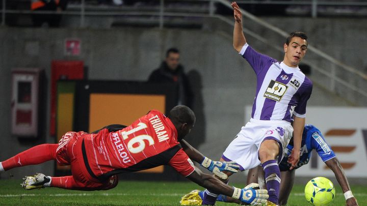 L'attaquant toulousain Wissam Ben Yedder face au gardien troyen Yohann Thuram-Ullien, le 16 f&eacute;vrier 2013.&nbsp; (PASCAL PAVANI / AFP)