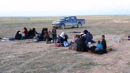 Des familles de jihadistes sorties de Baghouz (Syrie) se rendent aux Forces spéciales kurdes. (RADIO FRANCE)