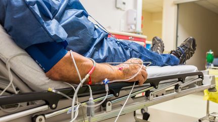 Un patient dans le service d'urgence de Francheville, près de Lyon (photo d'illustration). (BURGER / PHANIE)