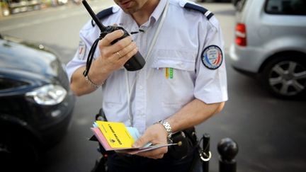 Un policier en train d'effectuer un contrôle policier à Paris (archives) (AFP PHOTO / Martin BUREAU)