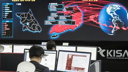 Des spécialistes en sécurité informatique de la Korea Internet and Securité Agency, à Séoul, en Corée du Sud.&nbsp; (YONHAP / AFP)