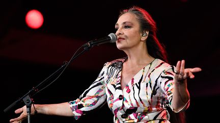 Catherine Ringer sur scène le 1er octobre 2019 à Paris, dans le cadre de l'événement "Octobre Rose" consacré à la lutte contre le cancer du sein. (STEPHANE DE SAKUTIN / AFP)