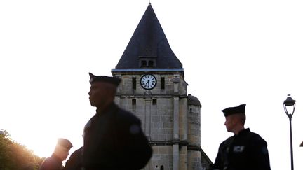 &nbsp; (Des policiers en faction devant l'église de Saint-Etienne-du-Rouvray © CHARLY TRIBALLEAU / AFP)