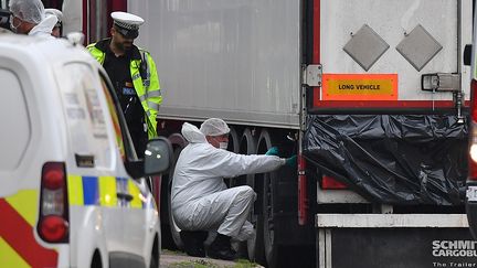 La police scientifique étudie le&nbsp;camion&nbsp;dans lequel 39 corps ont été retrouvés, à l'est de Londres, au Royaume-Uni, le 23 octobre 2019. (BEN STANSALL / AFP)