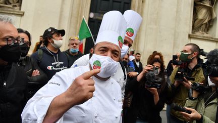 Des&nbsp;restaurateurs se préparent à participer dans le centre de Rome, à une manifestation demandant l'assouplissement des restrictions de fermeture en raison du Covid-19,&nbsp;le 12 avril 2021. (ALBERTO PIZZOLI / AFP)