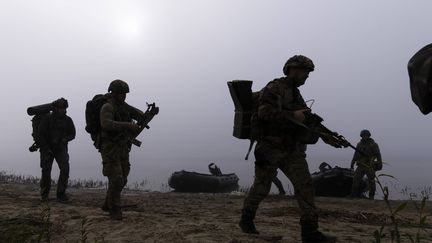 Des militaires ukrainiens sur les rives du Dniepr, près de Kherson, en Ukraine, le 15 octobre 2023. (MSTYSLAV CHERNOV/AP/SIPA)