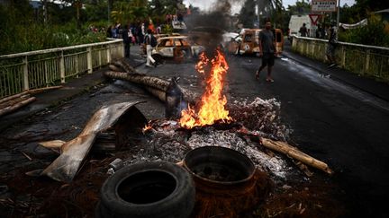 Des&nbsp;manifestants installent un barrage à Sainte-Rose (Guadeloupe), le 30 novembre 2021. (CHRISTOPHE ARCHAMBAULT / AFP)