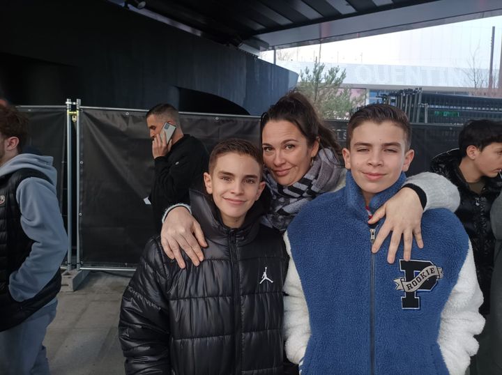 Jennifer and her two sons Warren and Jaden, in front of the Adidas Arena, February 11, 2024. (Elio Bono/Franceinfo: sport)