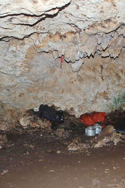 Photographiée en 2008, la grotte de Gossanah, où 23 gendarmes ont été retenus en otages en 1988. (MARC LE CHELARD / AFP)