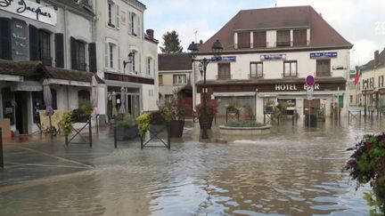 D'autres secteurs ont été frappés par le passage de la tempête Kirk. Bonneval ou encore Cloyes-les-Trois-Rivières en Eure-et-Loir n'avaient pas connu une crue aussi importante depuis le XIXe siècle. (France 2)