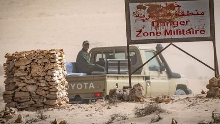 Un véhicule de l'armée marocaine longe la frontière avec la Mauritanie à Guerguerat au Sahara occidental le 25 novembre 2020. Des incidents avaient opposé l'armée à des sympathisants du Front Polisario qui bloquaient la frontière. (FADEL SENNA / AFP)