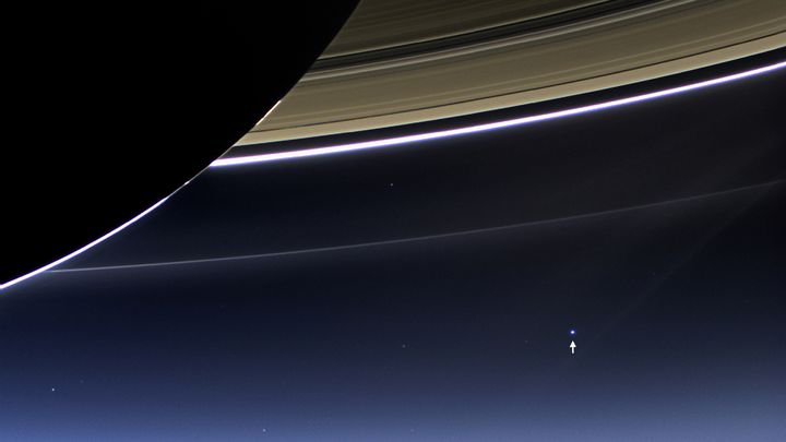 Photo prise la sonde Cassini, le 19 juillet 2013. La flèche pointe la Terre. (NASA / JPL-CALTECH / SPACE SCIENCE INSTITUTE / AFP)