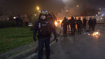 Des policiers lors d'une manifestation de soutien à Théo, samedi 11 février 2017. (JULIEN MATTIA / NURPHOTO)