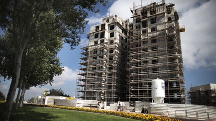 Un immeuble en construction dans la colonie de Gilo, un quartier de J&eacute;rusalem-Est, le 12 ao&ucirc;t 2013. (MENAHEM KAHANA / AFP)