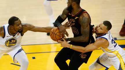 LeBron, flamboyant, n'a pu faire gagner Cleveland. (LACHLAN CUNNINGHAM / GETTY IMAGES NORTH AMERICA)