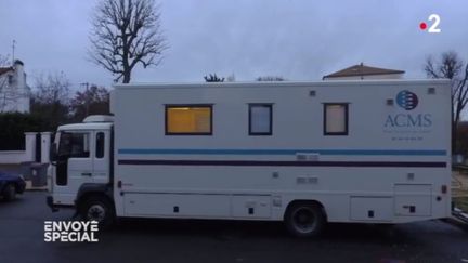 A l'intérieur de ce camion, un cabinet médical itinérant pour soigner les maux du travail (ENVOYÉ SPÉCIAL  / FRANCE 2)