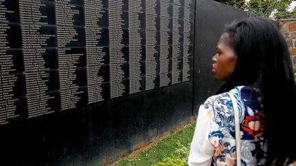 Une femme visite le mémorial de Kigali, au Rwanda, où sont inscrits les noms des victimes du génocide. (AHMED JALLANZO / EPA)