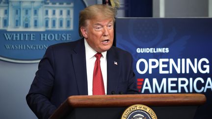 Le président des Etats-Unis Donald Trump lors d'une conférence de presse à la Maison Blanche, le 16 avril 2020. (ALEX WONG / GETTY IMAGES NORTH AMERICA / AFP)