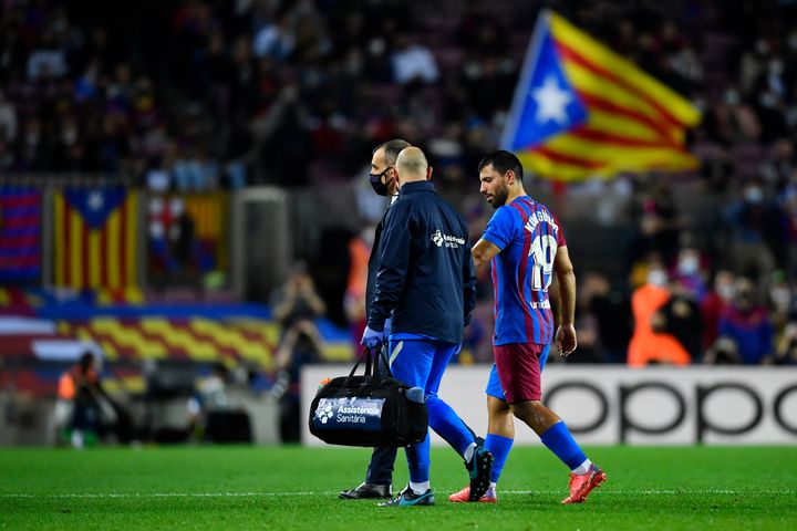 L'Argentin Sergio Agüero quitte la pelouse du Camp Nou, le samedi 30 octobre 2021, lors d'un match contre Alavés. (PAU BARRENA / AFP)