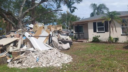 Une maison dévastée par le passage de l'ouragan Milton, à Gulfport (Floride) le 11 octobre 2024 (CAMILLE MAGNARD / MICKAEL SIMON / RADIO FRANCE)