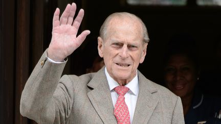 Le prince consort, souriant, a r&eacute;pondu en hochant la t&ecirc;te aux journalistes qui lui demandaient s'il allait mieux, &agrave; sa sortie de l'h&ocirc;pital du roi Edward VII &agrave; Londres, samedi 9 juin. (LEON NEAL / AFP)