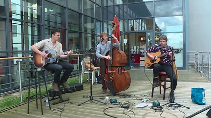 Les musiciens du groupe Ocho Ojos offrent un concert au personnel de l'hopital de Creil (France 3 Hauts de France)