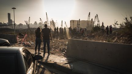 Des Libanais observent les décombres des explosions à Beyrouth (Liban), le 13 août 2020. (THOMAS DEVENYI / HANS LUCAS / AFP)