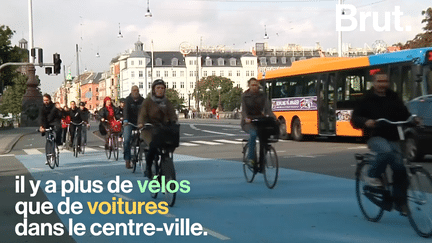 Les vélos y sont beaucoup plus nombreux que les voitures. À Copenhague, c’est toute la ville qui vit au rythme du vélo.