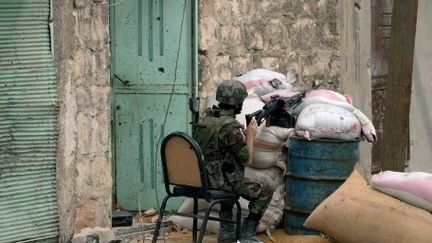 Un soldat gouvernemental lors d'un affrontement avec les rebelles dans les faubourgs dAlep, le 11 octobre 2012. (AFP/STR)