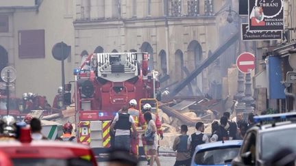 Quelque 270 pompiers et des engins dont un camion spécialisé dans le déblaiement, ont été engagés sur les lieux de l'explosion à Paris, le 21 juin 2023. (OLIVIER ARANDEL / MAXPPP)