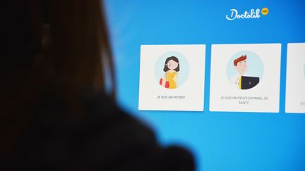 Une femme consulte le site doctolib.com sur un ordinateur.
 (JEAN-CHRISTOPHE BOURDILLAT / RADIO FRANCE)